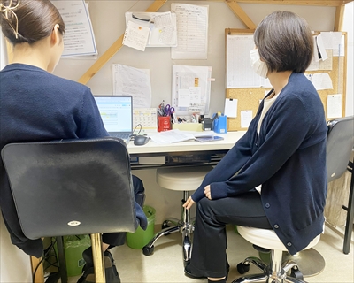 エステサロンのスタッフミーティング 研修と情報共有の様子
