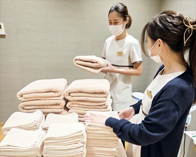 エステサロンのタオル準備作業 清潔で整理された職場環境