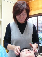 美容室で行う深層筋セラピーのフェイス施術の様子