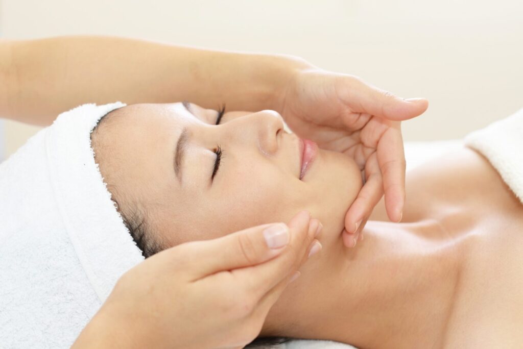 水溶性ジェルによるプロのためのフェイシャルマッサージ。東京世田谷で開催のセミナー。摩擦が少なく軽い使用感で肌への負担を減らし、夢見心地の時間へ。商品知識や実技の習得に。