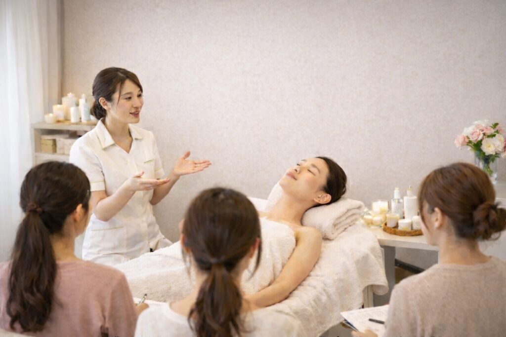 プロ向け定期エステセミナー。東京世田谷で開催。季節による肌やボディの状態に合わせたメニューの提案や実技のデモ。春～夏向け。