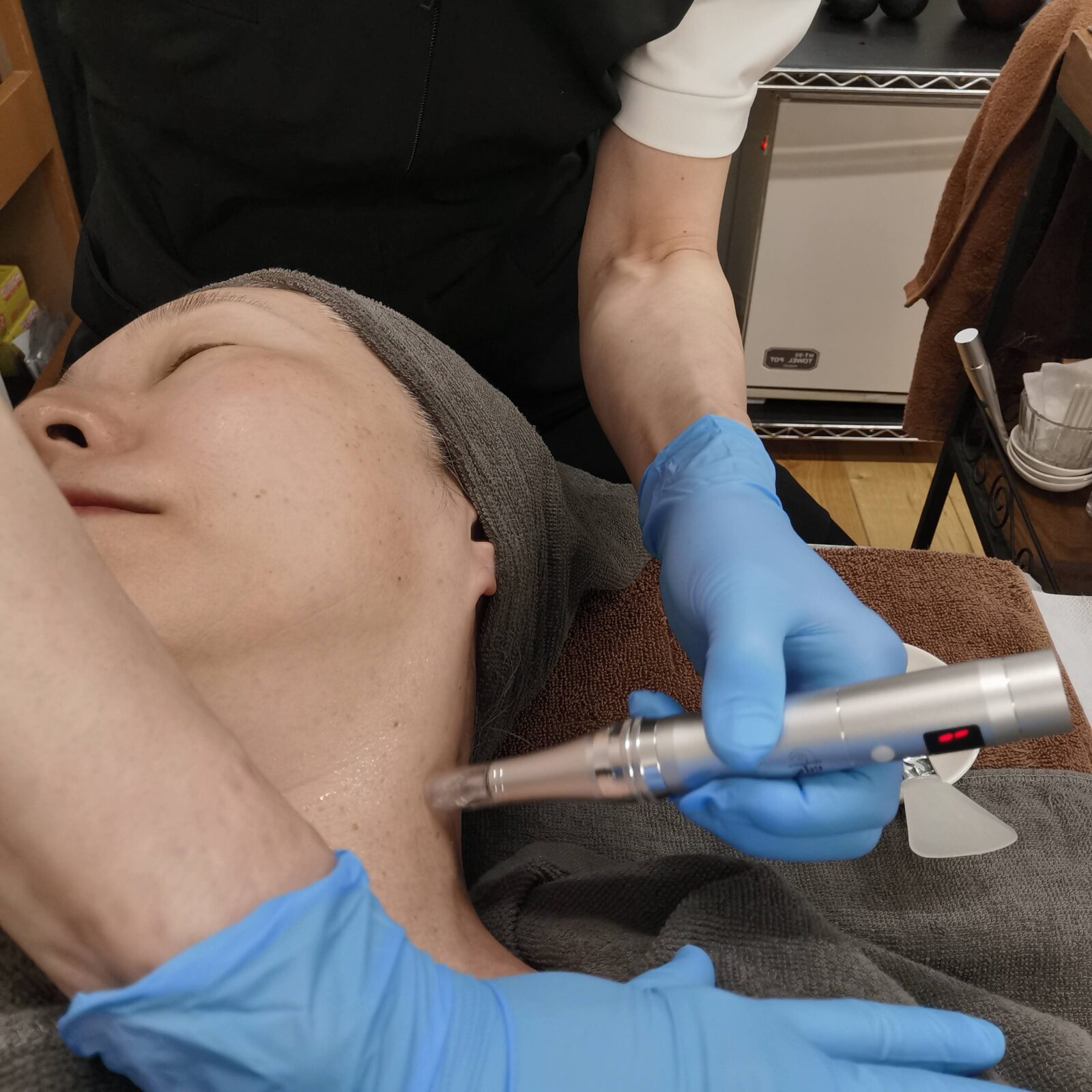ソフトダーマで首からフェイスラインに施術中